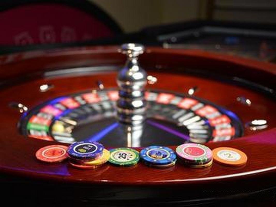 Momen pengambilan keputusan Dealer Casino Hold'em menunggu keputusan pemain